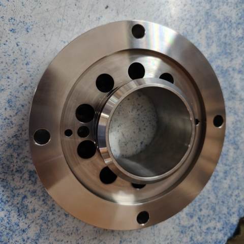 Primer plano de una pieza metálica mecanizada